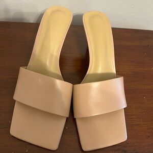 Tony Bianco Aaliyah mule in biscuit capretto